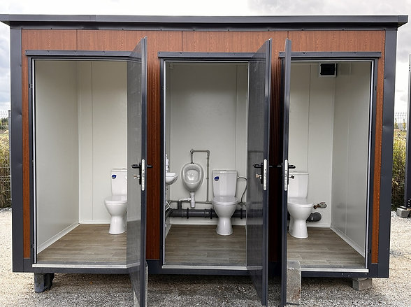Contenedor Sanitario 3 Cabinas – WC, Lavabo y Calentador Integrados para Obras y Eventos – Contenedores AGRICOLA ESVA