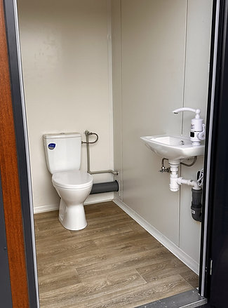 Contenedor Sanitario 3 Cabinas – WC, Lavabo y Calentador Integrados para Obras y Eventos – Contenedores AGRICOLA ESVA (foto 3)