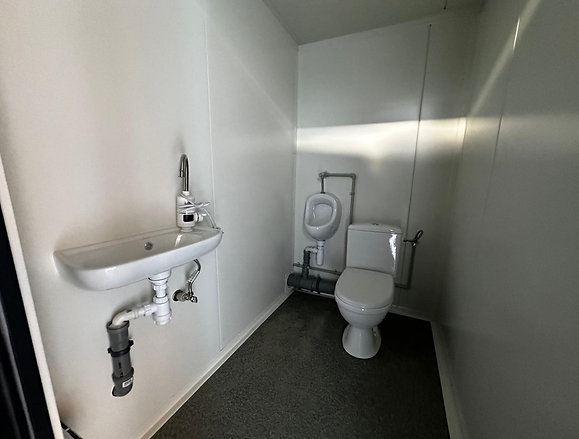Contenedor Sanitario 2 Cabinas (243 × 174 × 246 cm) – Doble WC Autónomo para Obras y Eventos – Contenedores AGRICOLA ESVA (foto 4)